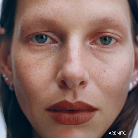 (M)anasi 7 Eye & Lip Definer in Arenito, a warm earthy brick, on model's lips