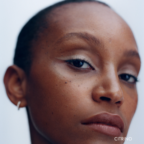 (M)anasi 7 Eye & Lip Definer in Citrino, an ivory gold metallic, on model's eyes